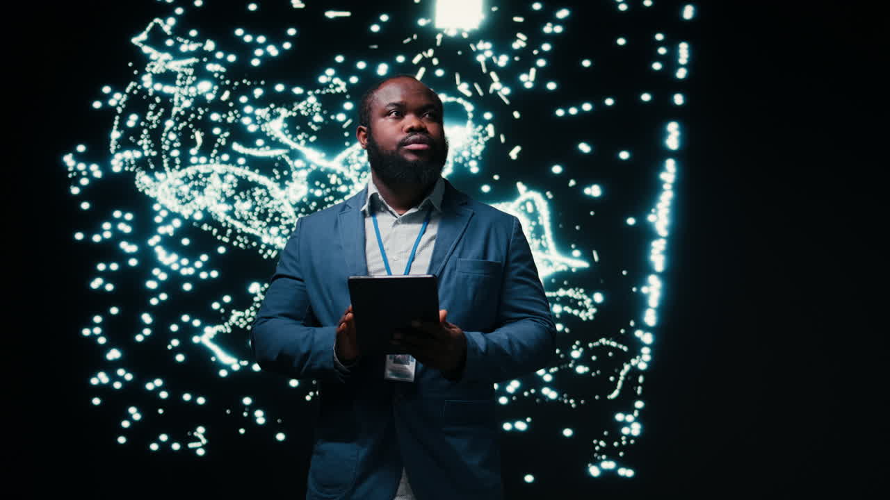 Uomo concentrato che usa il tablet con uno sfondo di rete dati luminosa