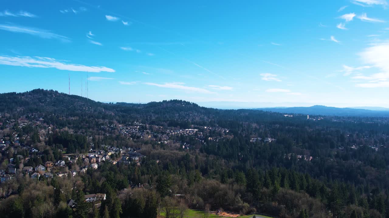 toma aérea de drones de 4k con vistas al horizonte del cielo azul en portland, oregon