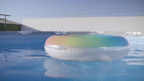 donuts coloridos flotan alrededor de una piscina que quedan en el agua-1