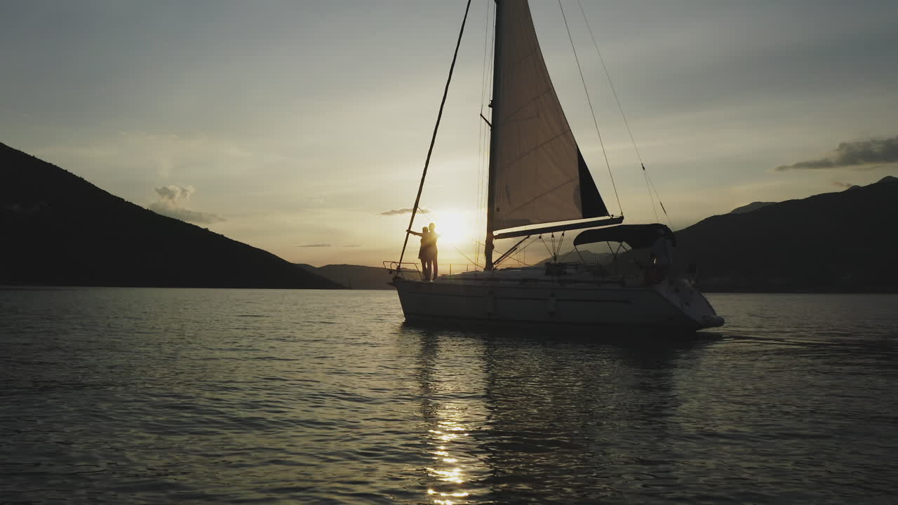Gita in barca a vela al tramonto su uno yacht