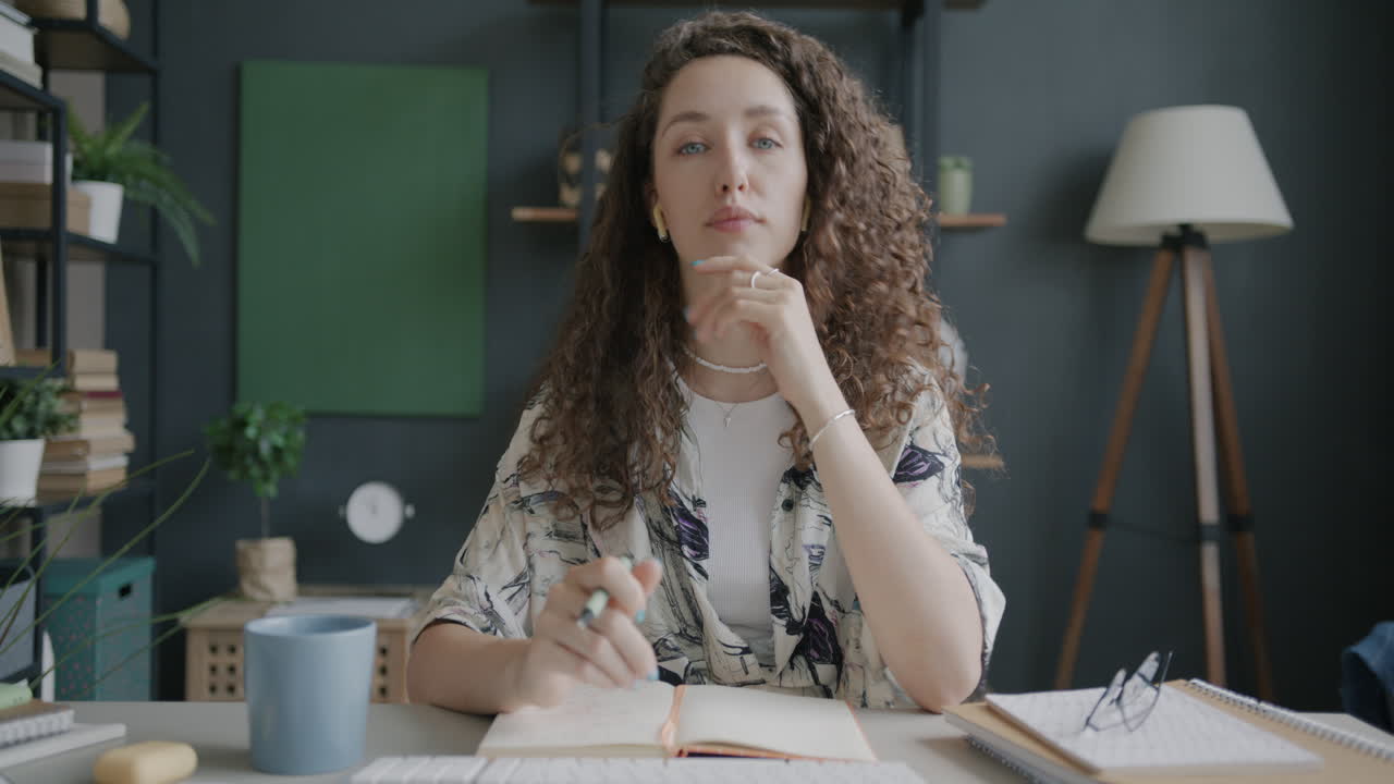 mujer trabajando desde casa