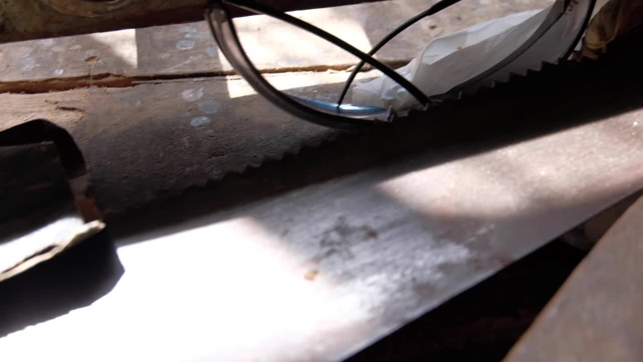 старая деревянная ручная пила в классной мастерской