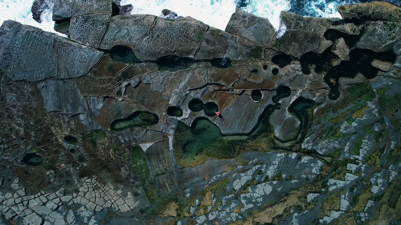 그림 8 수영장, 호주, 드론 상승, 수영장 가장자리에 앉아 있는 느린 소녀