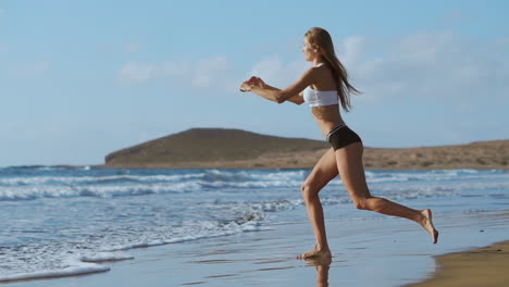 mujer de fitness haciendo ejercicios de estocada para glúteos y músculos de las piernas entrenamiento de músculos centrales, equilibrio, cardio y estabilidad. niña activa haciendo ejercicio de estocada de una pierna hacia adelante