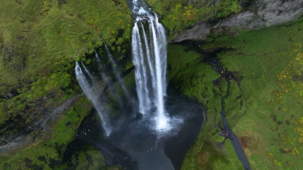 catarata de seljalandsfoss en cascada desde un acantilado en el sur de islandia
