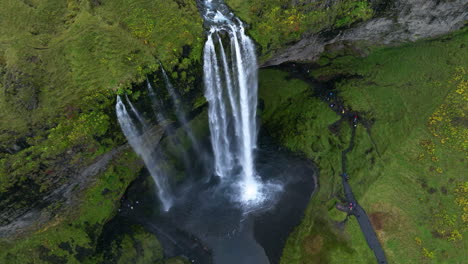 Der-Wasserfall-Seljalandsfoss-Stürzt-Von-Einer-Steilen-Klippe-Im-Süden-Islands-Herab