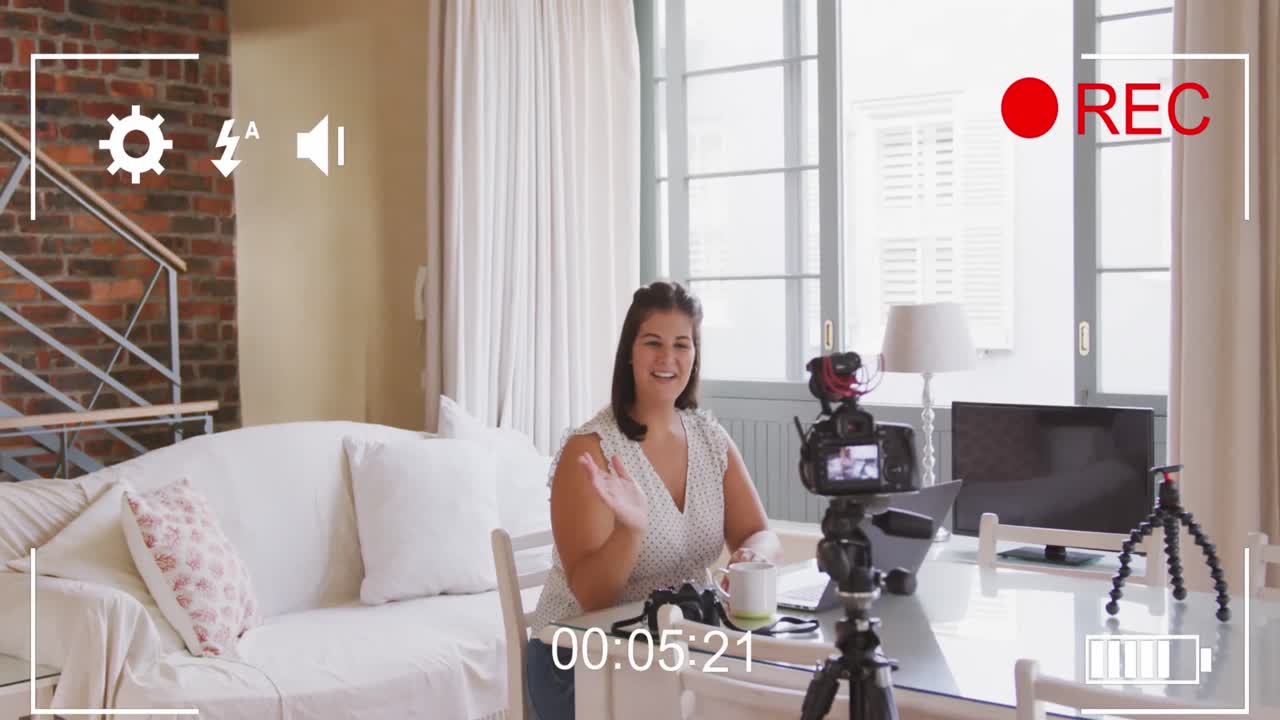 animación de la pantalla de la cámara con interfaz digital sobre vlogger femenina grabando vlog en casa