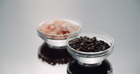 Pepper-And-Himalayan-Salt-In-Bowl-Rotating-On-Table-1