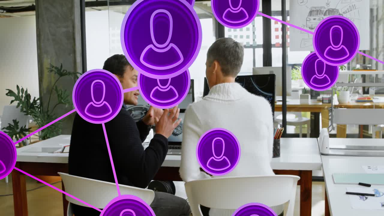 animación de iconos conectados con líneas sobre diversos compañeros de trabajo discutiendo informes en la oficina