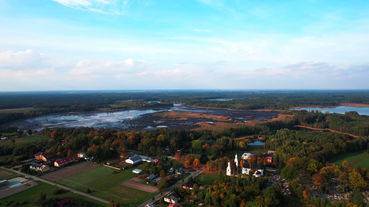 아름다운  ⁇ 은 저녁 에 비어 있는 호수 에 있는 작은 마을 의 공중 전망