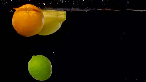 frutas cítricas vibrantes flotando a través del agua en cámara lenta