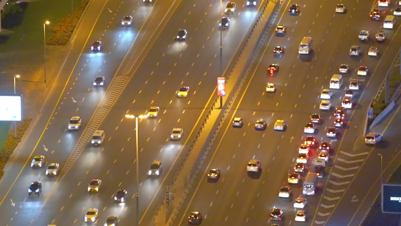 아랍 에미리트 연방 두바이 의 밤 에 셰이크 자예드 도로 에 있는 교통