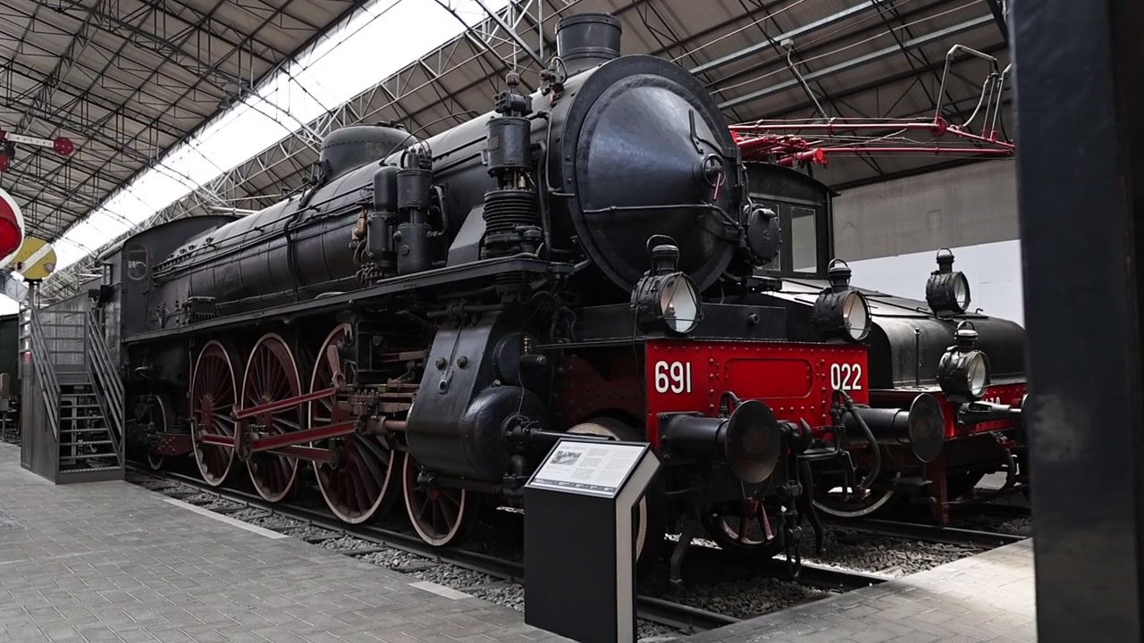 Locomotiva a Vapor Antiga em Exposição no Museu Ferroviário