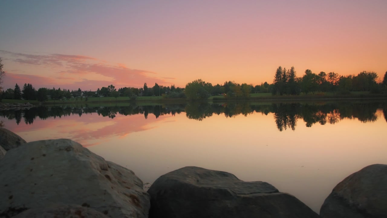 Tramonto rosa che si riflette nel lago
