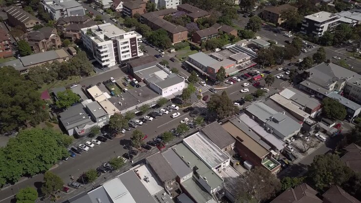 Strade trafficate del centro affaristico di Sydney di giorno in Australia - ripresa aerea con drone