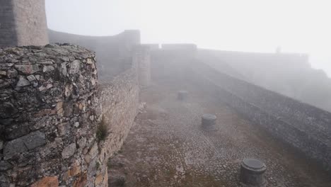 Inclinación-De-Las-Almenas-A-Una-Bandera-Portuguesa-En-El-Castillo-Marvão