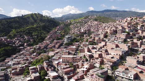 Comuna-13-Favela-Con-Metrocable,-Medellin-Colombia---Paso-Elevado-Aéreo