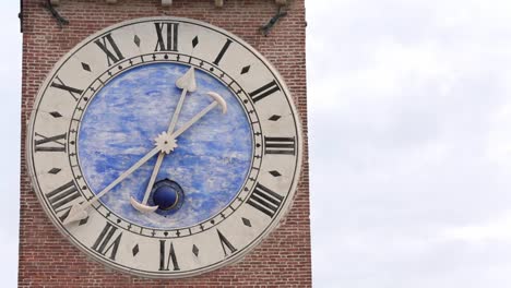 Clock-tower-of-Torre-Vissara-in-Vicenza,-Veneto,-Italy