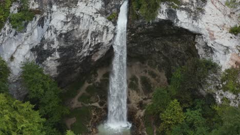 Cascada-Wildenstein-En-Los-Alpes-Austríacos-Vista-Desde-El-Frente,-Tiro-Aéreo-Flotante