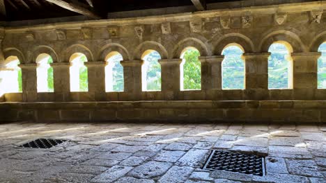 interior soleado del domus municipalis de braganza, portugal - panorámica