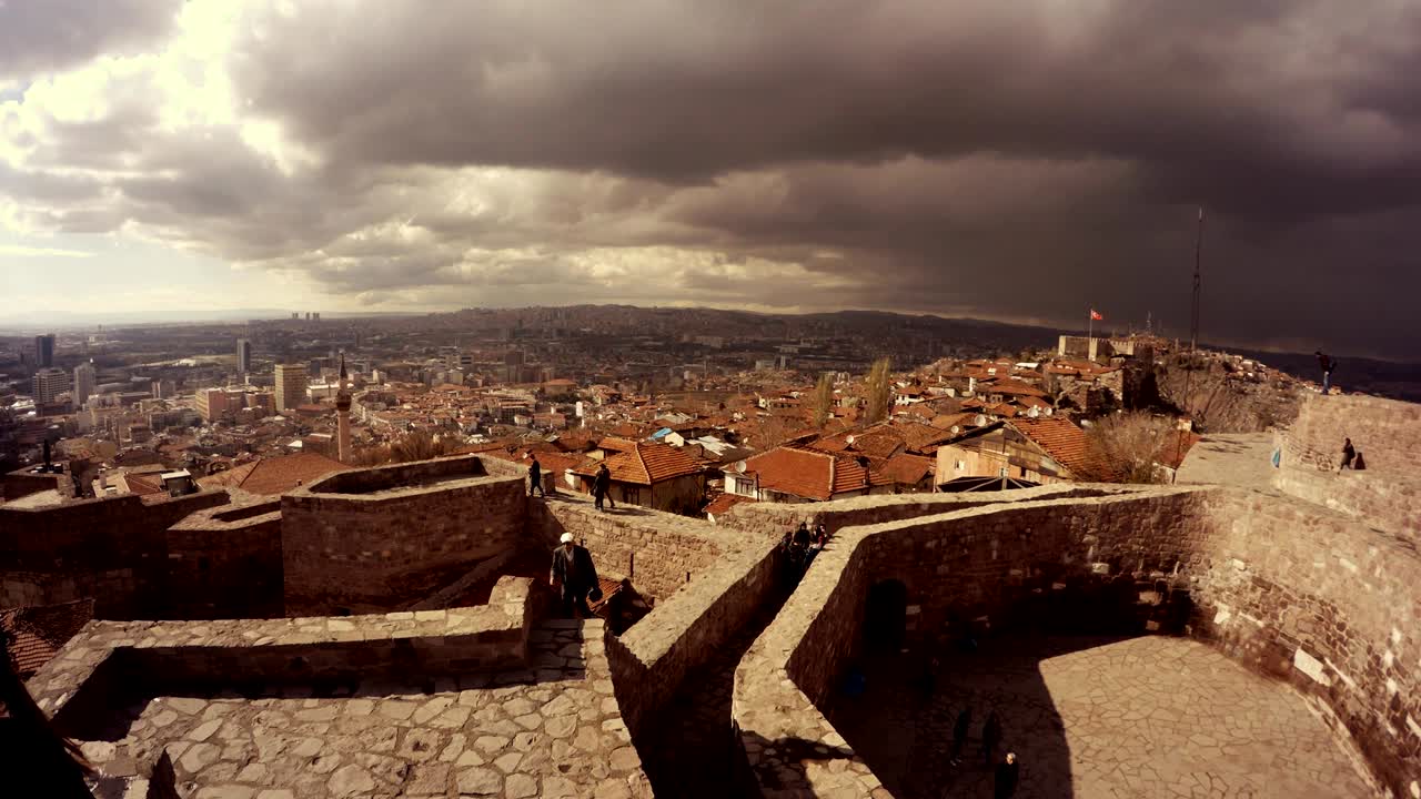 Ciudadela Hisar, patio, turistas observan casas antiguas con techos de tejas, día nublado, Ankara
