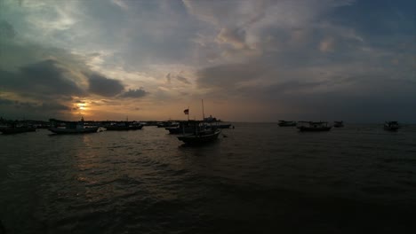 Varios-Barcos-De-Pesca-Apoyados-En-La-Playa-Al-Atardecer-O-Al-Amanecer