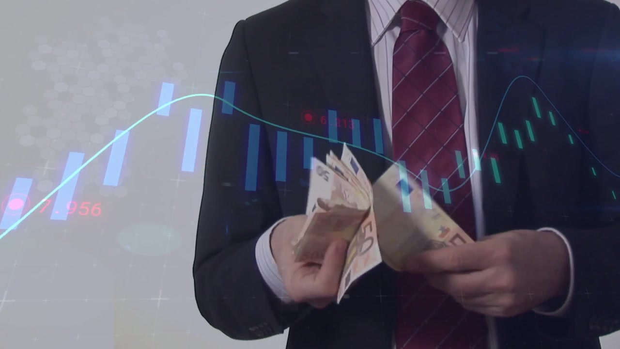 Video verticale: Uomo che afferra contanti, conta e smista, mentre un esperto finanziario incrocia le braccia.