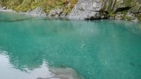 el lecho rocoso forma un banco en ángulo empinado para un río cristalino de flujo lento