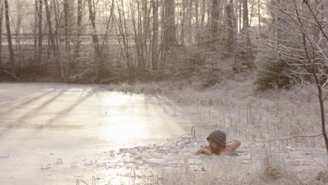 Impresionante-Foto-Retroiluminada-De-Un-Bañista-De-Hielo-Saliendo-De-Su-Agujero-De-Hielo