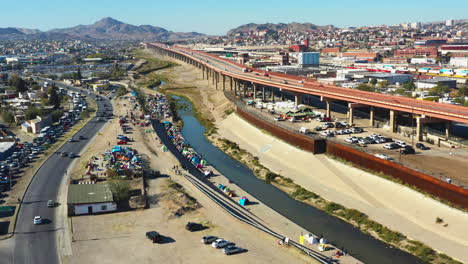 Impactante-Vista-De-Los-Campamentos-De-Migrantes-En-La-Frontera-De-Estados-Unidos-En-Su-Viaje-Desesperado-Por-Una-Vida-Mejor