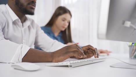 un primer plano de colegas multiétnicos trabajando juntos en la oficina.