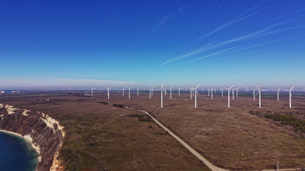 Turbinas eólicas geram energia em um dia claro em uma área rural