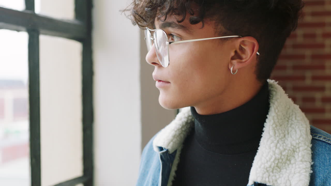 cara, elegante y de moda con diseñador creativo