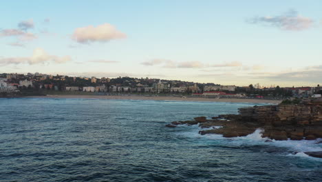 Disparo-De-Un-Dron-Sobrevolando-El-Norte-De-Bondi-Hacia-La-Playa-De-Bondi-En-Sydney,-Australia