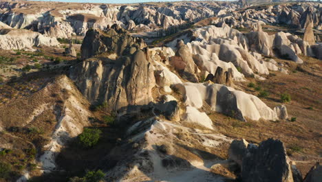 desierto de capadocia con chimeneas de hadas y viviendas talladas en piedra