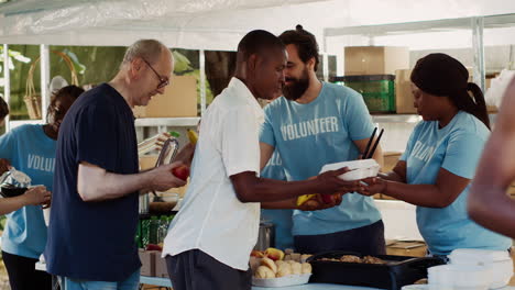 Voluntarios-Ayudando-A-Los-Desfavorecidos