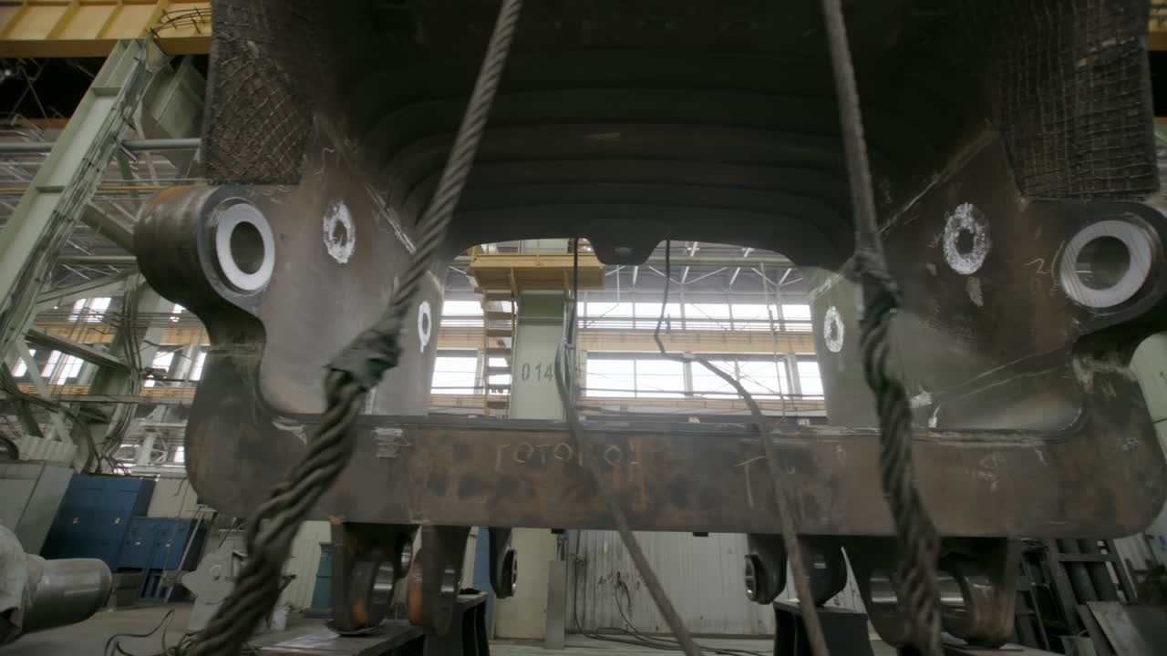 gran cubo de excavadora de metal en una fábrica