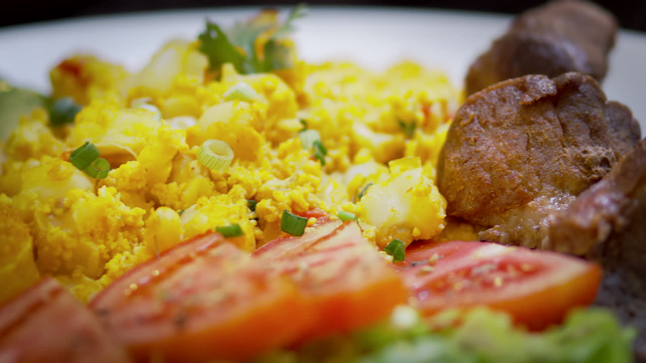 fritada ecuatoriana con mote pillo y ensalada