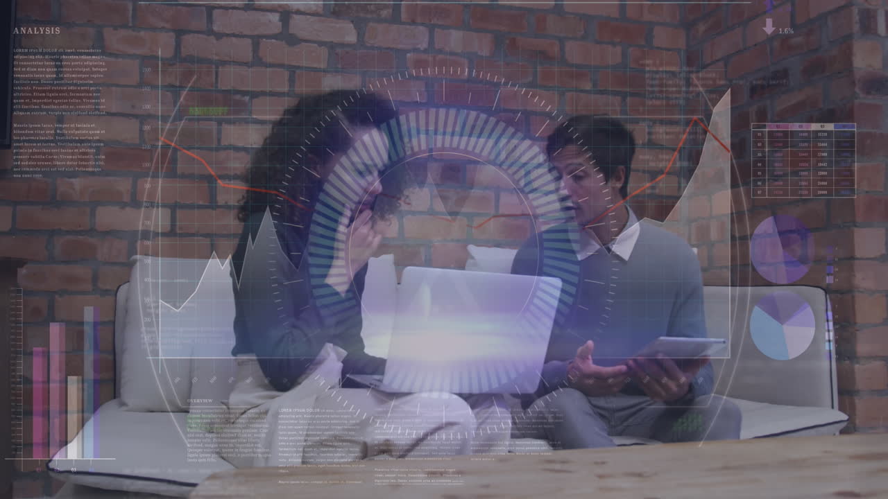 animación de la interfaz con el procesamiento de datos contra hombres y mujeres diversos discutiendo en la oficina