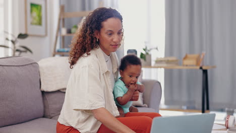 madre trabajando con el bebé en casa