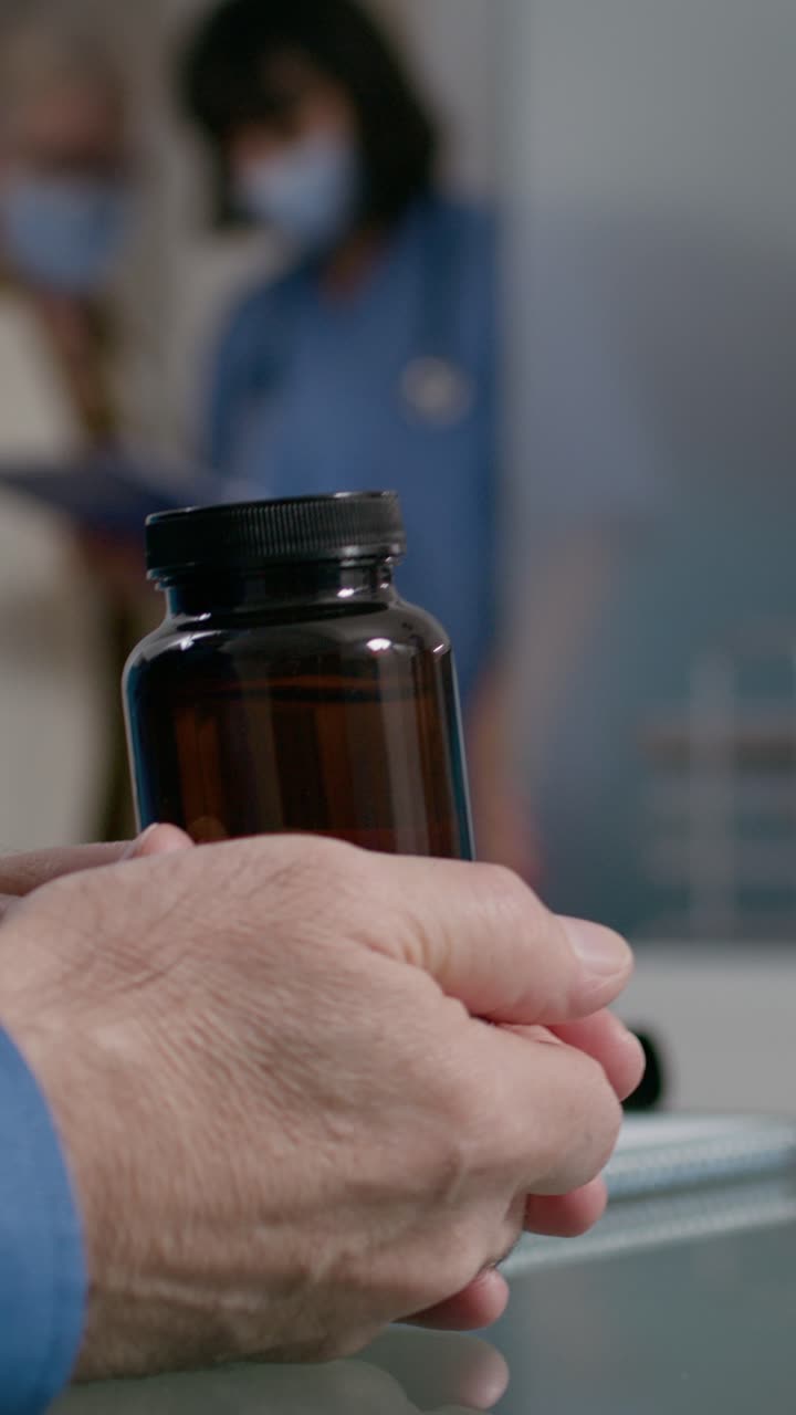 Médico explicando a medicação para o paciente