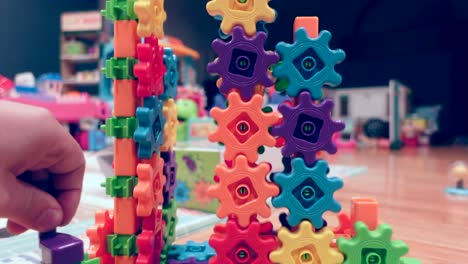 engranajes coloridos para niños girando a mano