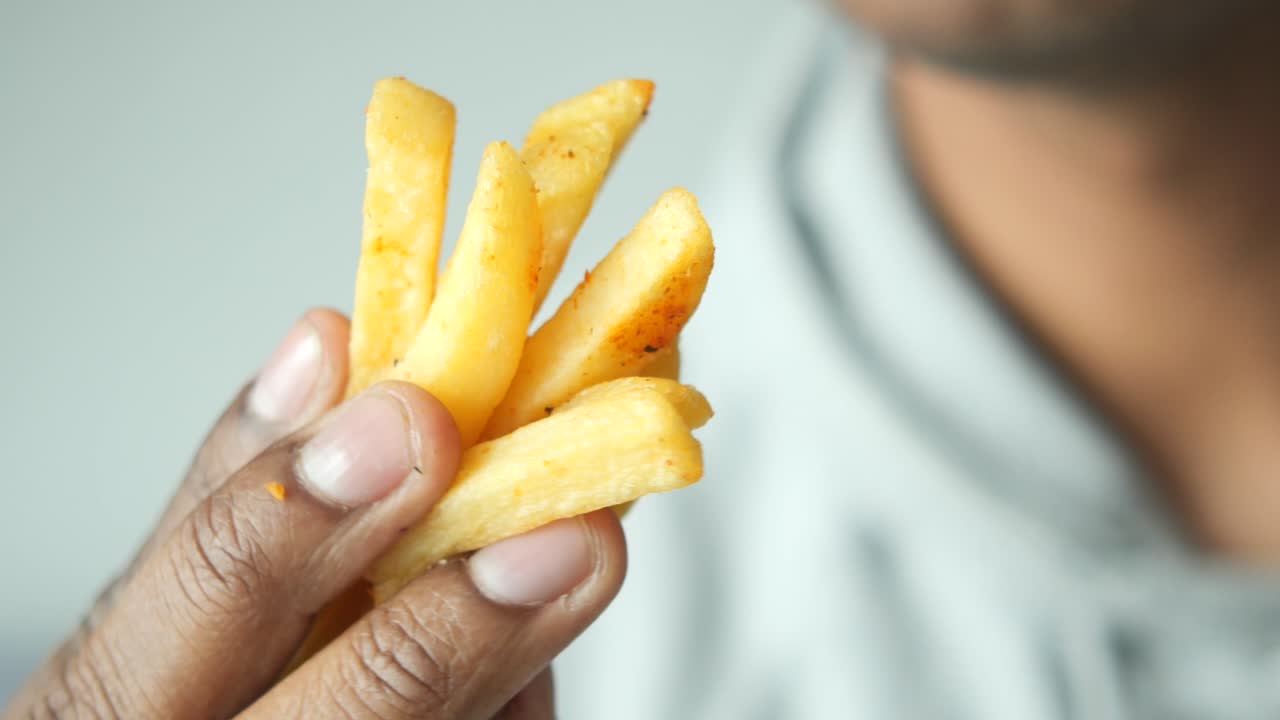 persona comiendo papas fritas