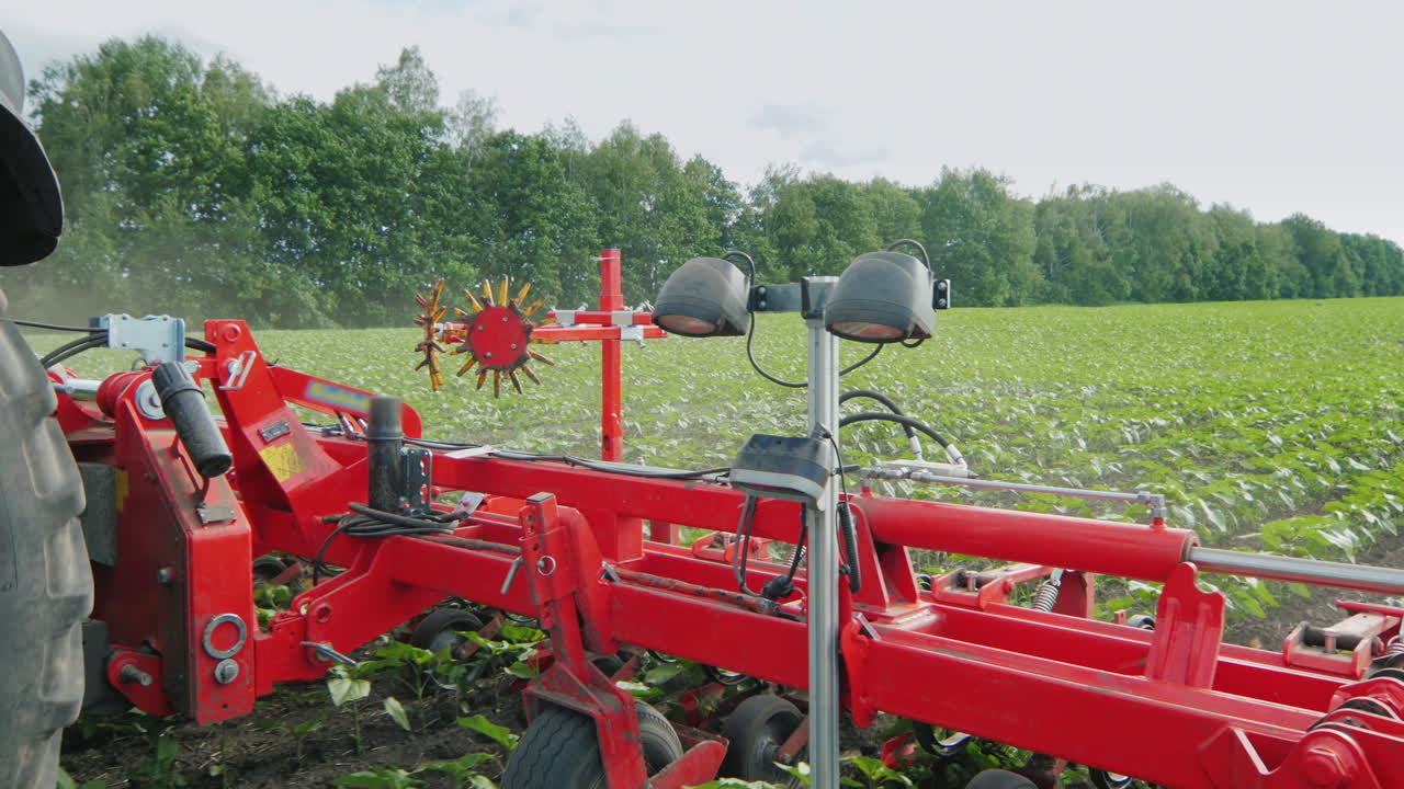 maquinaria agrícola para desmalezar campos su tractor tira