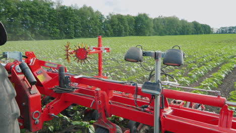maquinaria agrícola para desmalezar campos su tractor tira