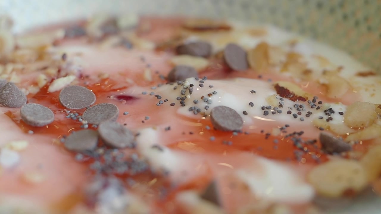 Primo piano di una ciotola di yogurt salutare con guarnizioni
