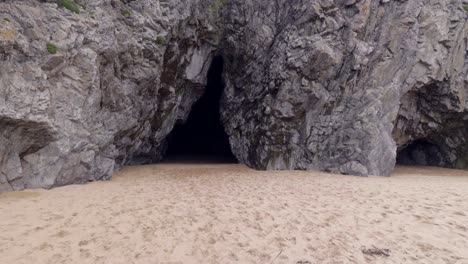 malerische felsformation einer höhle an der strandinsel in donegal, irland - nach unten geneigte aufnahme