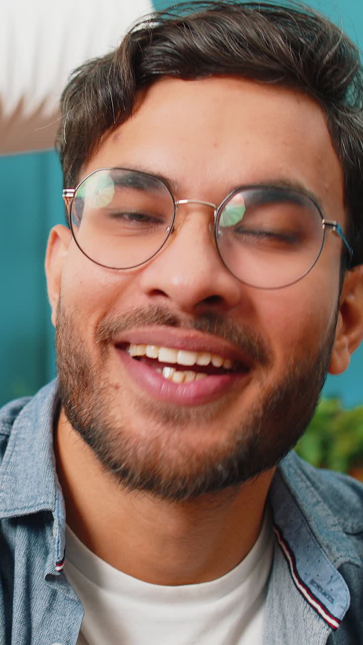 vista pov hombre blogger tomando selfie en el teléfono inteligente videollamada conversación en línea grabación de historias