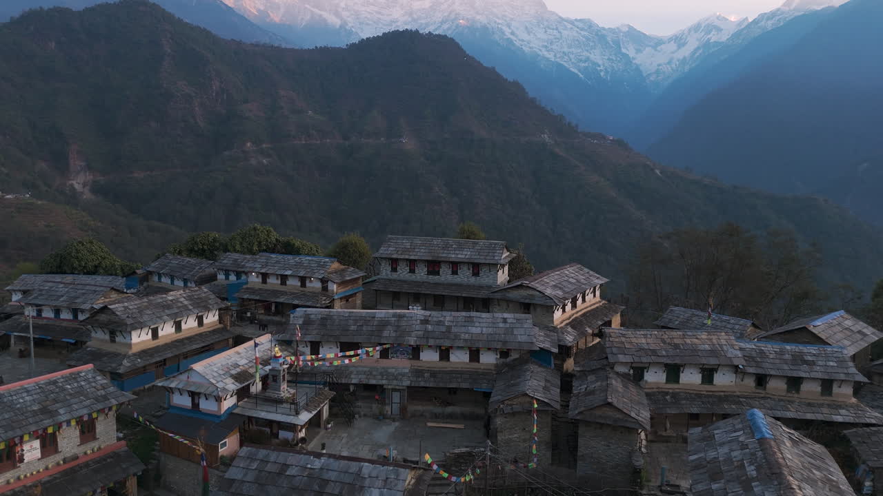 un dron captura las casas tradicionales en el pueblo de ghandruk, kaski, nepal, al amanecer.