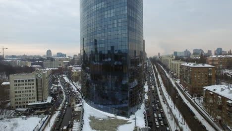 Vista-Aérea-Del-Rascacielos-De-Negocios-Con-Fachada-De-Vidrio-En-El-Paisaje-De-La-Ciudad-De-Invierno.